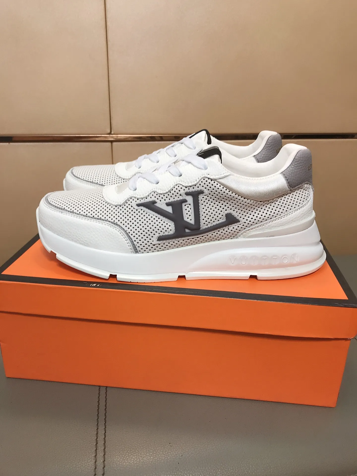 Ex-factory price 442 💎💎🔆New model launched [LV Louis Vuitton] The latest high-quality men's sports and casual shoes, European and American trends 🔰Perfectly blending noble quality and fashionable texture💋💋The upper is made of imported cowhide and sheepskin feet, creating a fashionable personality as a whole to set off your uniqueness! Classic style, cool and stylish trendy male image🌹 38-44👣
